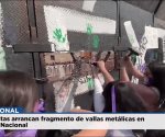 Nacional | Feministas arrancan fragmento de vallas metàlicas en Palacio Nacional