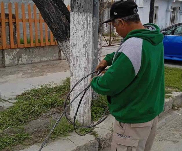 Revientan camiones cables de electricidad