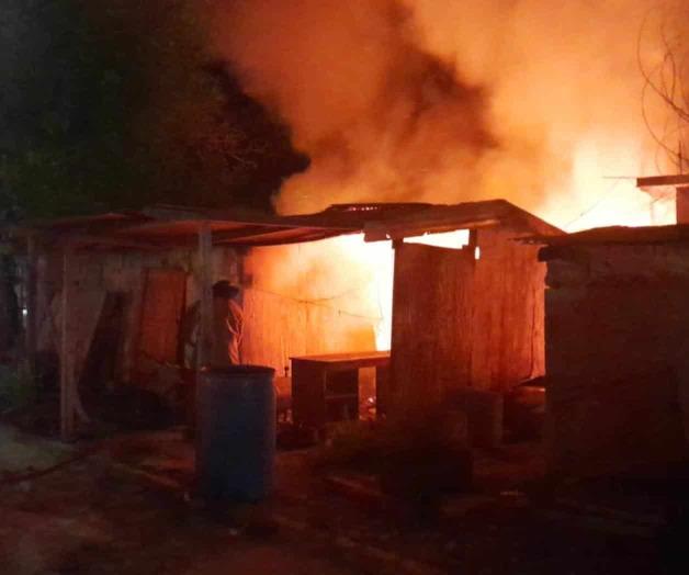 Arrasa un incendio con vulcanizadora