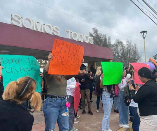 Exigen estudiantes destituir a directora Exigen estudiantes destituir a directora
