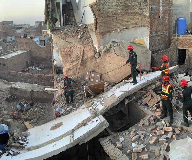 Deja derrumbe de edificios 9 muertos en Pakistán