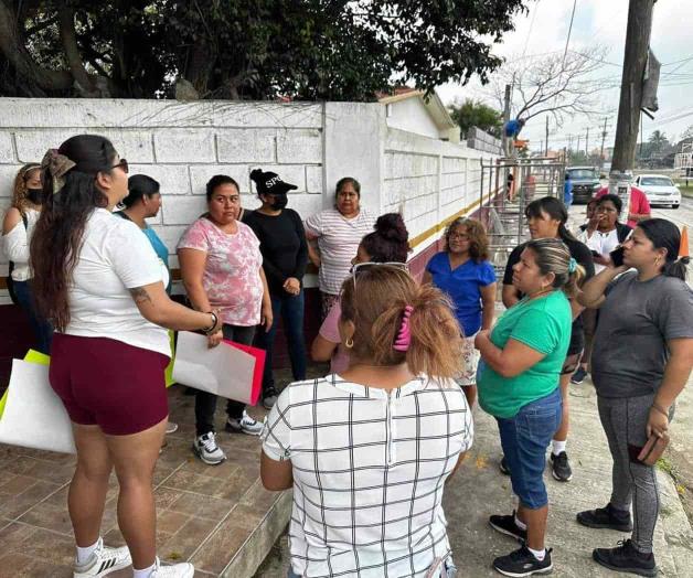 Apoyan madres a otra profesora