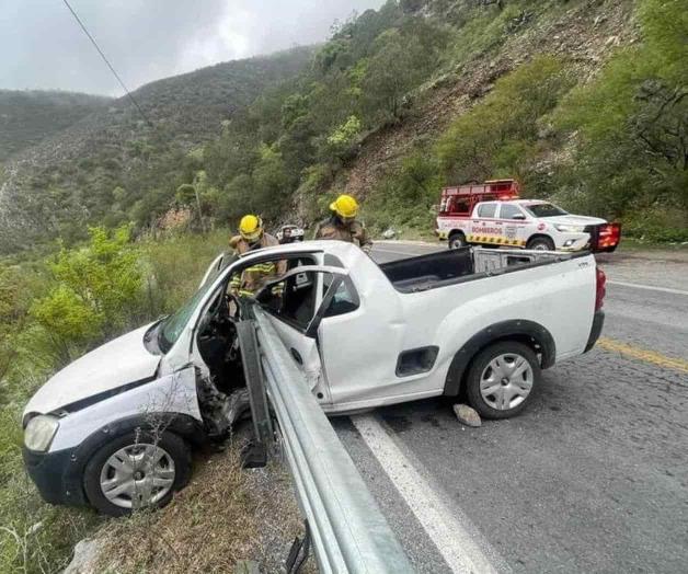 Dos hombres heridos por choque con barandal en Linares