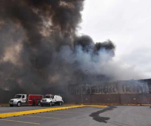 Fuego consume supermercado en Reynosa