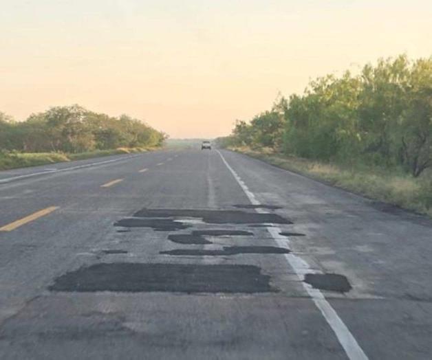 Reparan baches sobre libramiento Reparan baches sobre libramiento