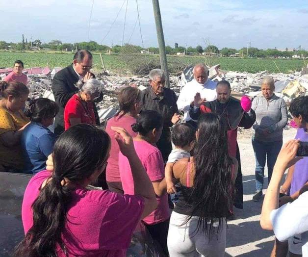 Obispo Eugenio Lira recorre zona de explosión en Valle Hermoso