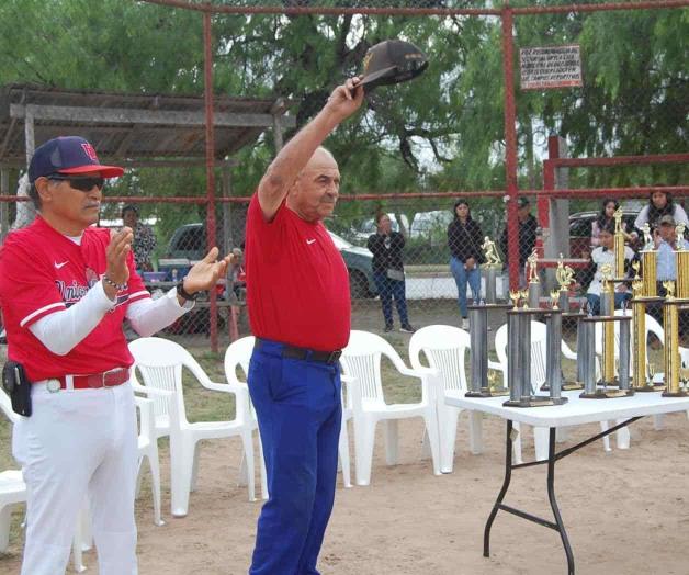 Lanza Juan Treviño la primera bola Lanza Juan Treviño la primera bola