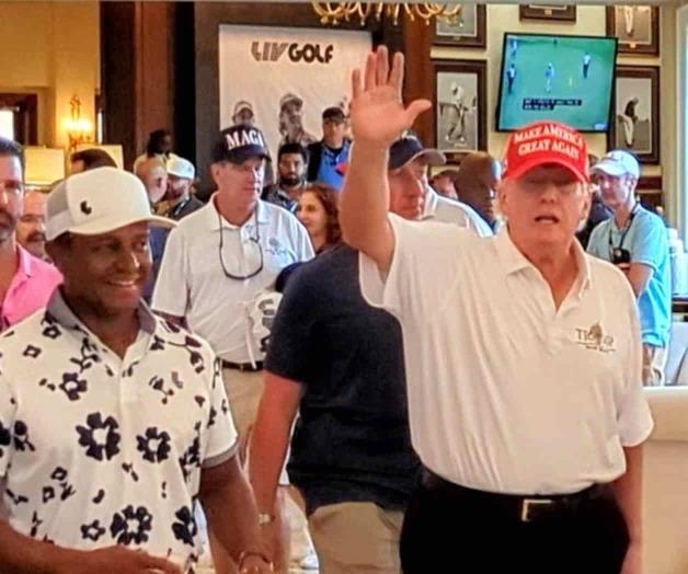 Mientras Biden recorre el país, Trump juega golf