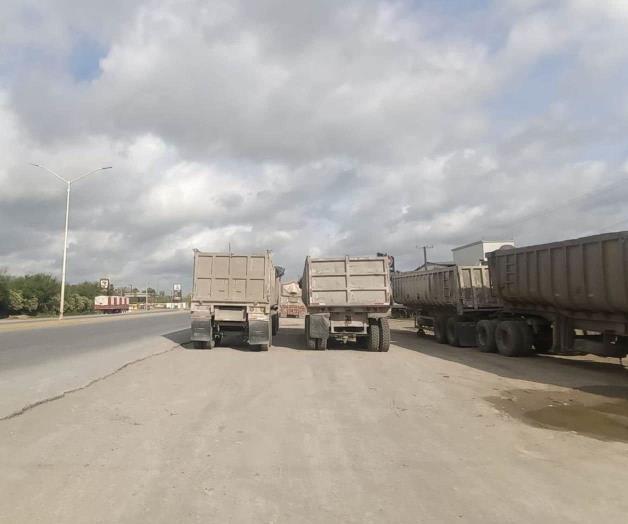 ‘Agandallan’ camioneros acotamiento