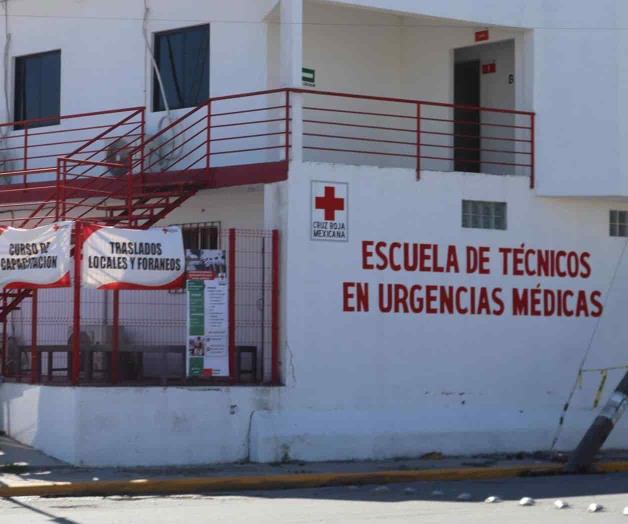 Reanudan escuela para paramédicos