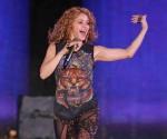 Shakira emociona a 40 mil fans con concierto sorpresa