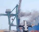 Se incendia grúa que descargaba un barco en el Puerto de Altamira