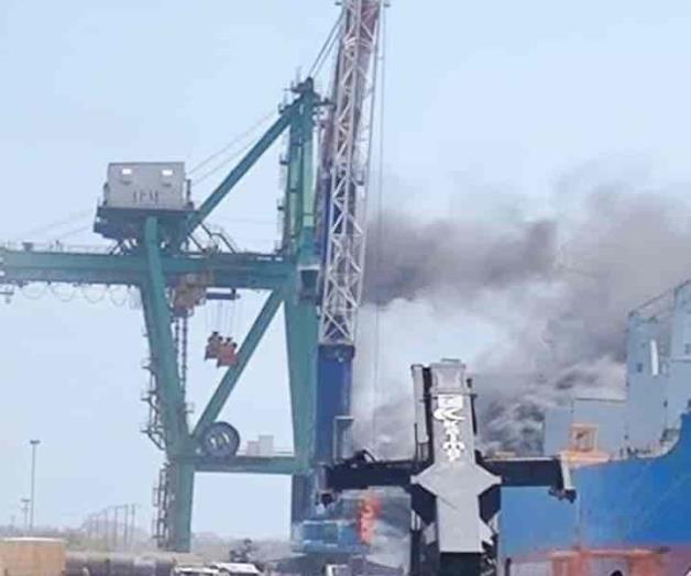 Se incendia grúa que descargaba un barco en el Puerto de Altamira