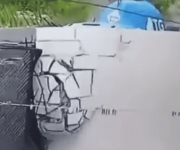 CdVictoria | Gran susto se llevó una familia en la colonia Tomás Yarrington de Ciudad Victoria cuando una pipa de gas se descontroló y se impactó con la barda de la vivienda.