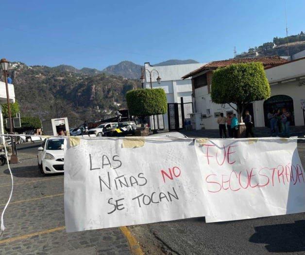 Casi linchan a 2 hombres y a una mujer, tras ser acusados de matar a niña en Taxco