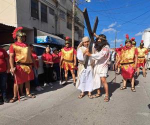 Católicos reviven el Viacrucis de Jesús este Viernes Santo en Reynosa