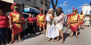 Católicos reviven el Viacrucis de Jesús este Viernes Santo en Reynosa