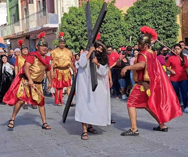 Católicos reviven el viacrucis de Jesús este viernes santo en Reynosa