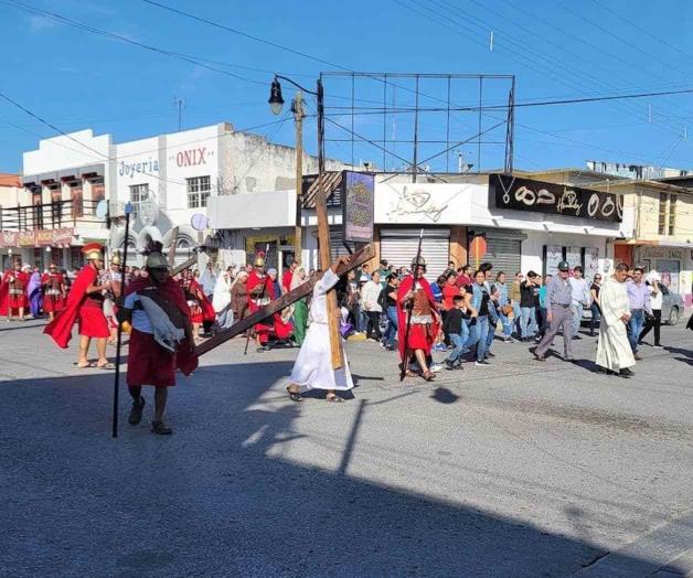 Escenifican la Pasión y Crucifixión de Cristo Escenifican la Pasión y Crucifixión de Cristo
