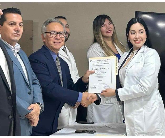 Avala formación de médicos: Certifica la UAT a doctores especialistas