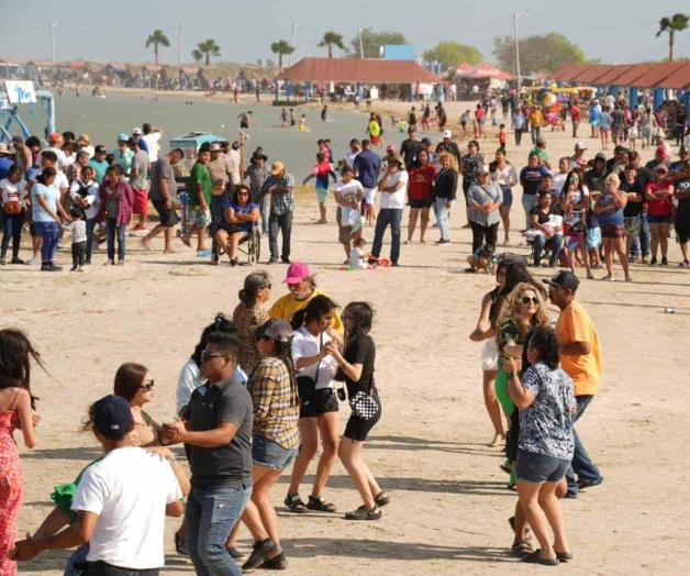 Turistas abarrotan la Playita La Carbonera