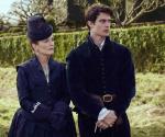 Julianne Moore y Nicholas Galitzine en Mary & George