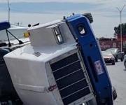Autoridades y cuerpos de emergencia se encuentran atendiendo una volcadura en la avenida Calzada Victoria.
