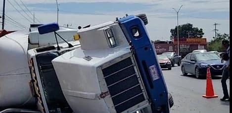 Autoridades y cuerpos de emergencia se encuentran atendiendo una volcadura en la avenida Calzada Victoria.
