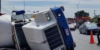 Autoridades y cuerpos de emergencia se encuentran atendiendo una volcadura en la avenida Calzada Victoria.