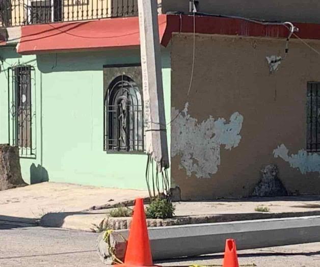 Retiran poste amenazante en la Morelos