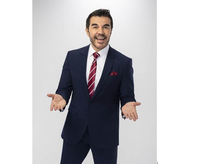 Hoy Adrián Uribe está de estreno