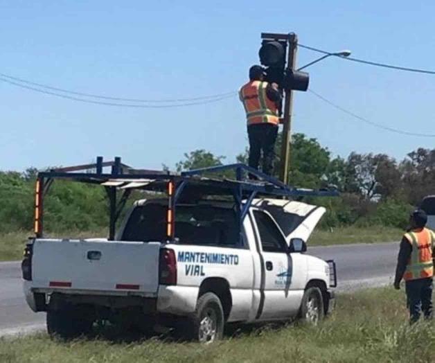 Reparan semáforos dañados en la SDR en Miguel Alemán