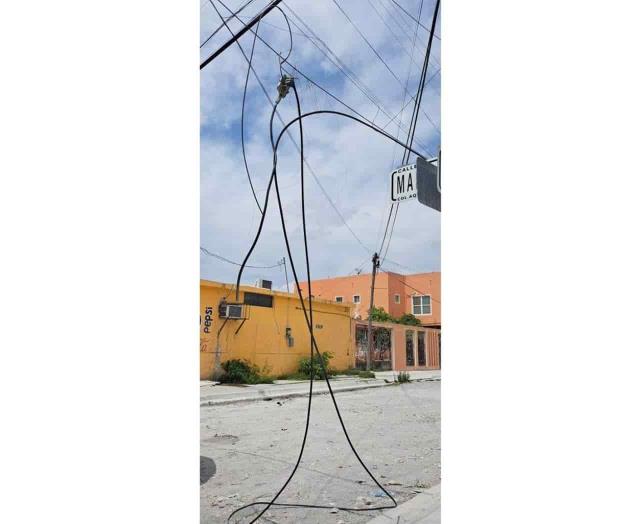 Olvidan maraña de cables caídos Olvidan maraña de cables caídos