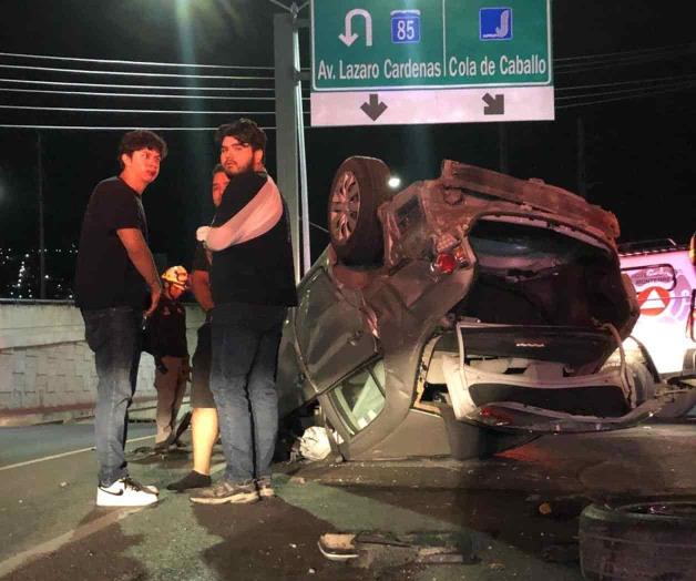Vuelco de Auto en Monterrey: Tres Amigos Heridos en Accidente