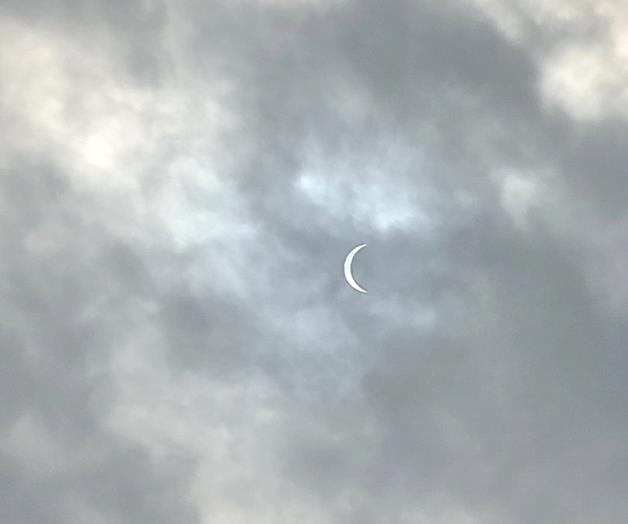 Reynosenses contemplan Eclipse Solar entre nubes