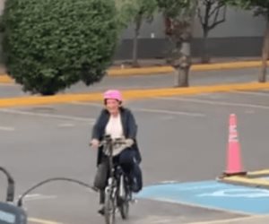 Debate INE | Xóchitl Gálvez Ruiz llega en bici al primer Debate Presidencial 2024
