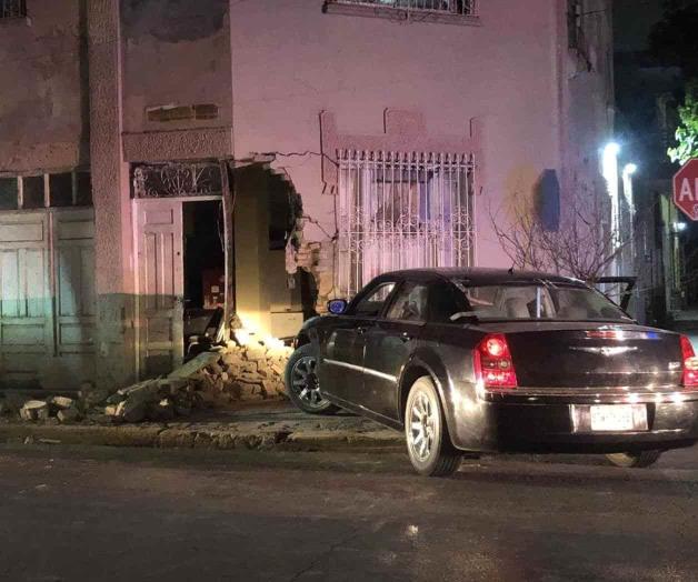 Asaltan a taquero, huyen en auto e impactan casa en Monterrey Asaltan a taquero, huyen en auto e impactan casa en Monterrey