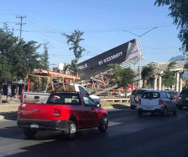 Derriba grúa puente peatonal en San Nicolás, NL