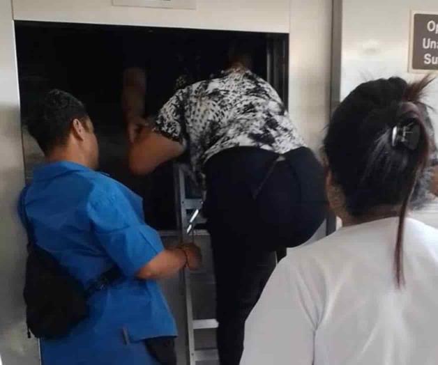 Enfermera queda atrapada en elevador de clínica del IMSS