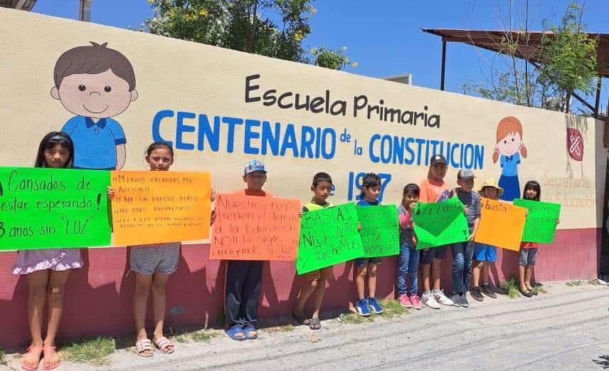 Padres cierran primaria en Reynosa en protesta por problemas eléctricos