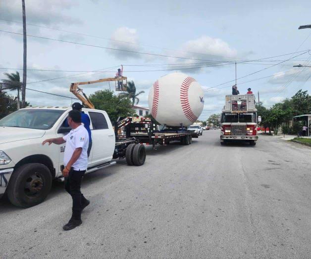 Trasladan ‘bola’ gigante a parque local de beisbol