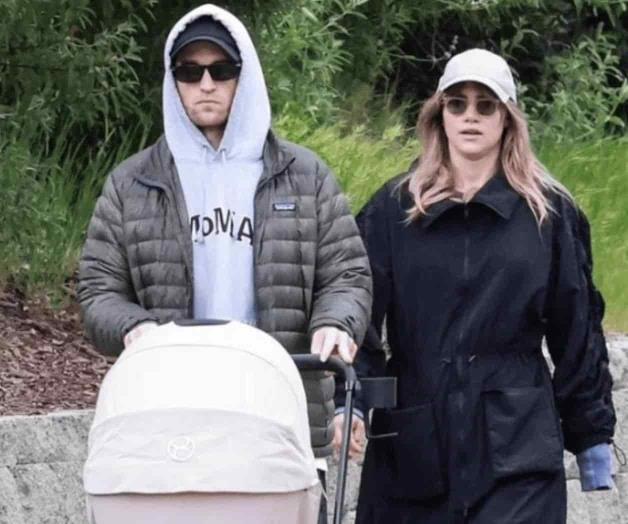 Pattinson y Suki Waterhouse hablan de su bebé en Coachella