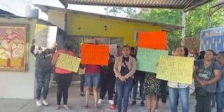 Reynosa | En vivo desde la colonia Lampacitos en la escuela Plutarco Elías Calles, donde un grupo de padres de familia impidieron el paso a la directora del plantel SET Tamaulipas