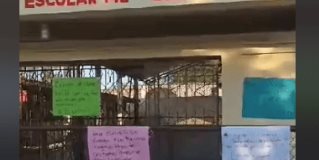 Río Bravo | Madres de familia de la primaria 12 de Octubre protestaron hoy a las afueras del plantel por la falta de director e intendente durante más de un año. Bloquearon el acceso a la escuela y colocaron pancartas exigiendo una solución a las autoridades educativas.