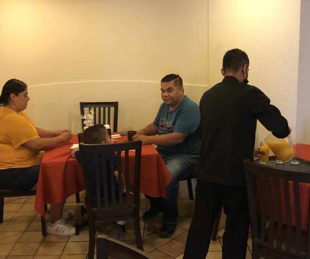 Se alistan meseros para un repunte de ocupación Se alistan meseros para un repunte de ocupación