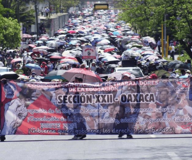 Sección 22 del SNTE marcha y paraliza actividades en Oaxaca