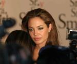 Acusa Angelina a Pitt de controlarla financieramente