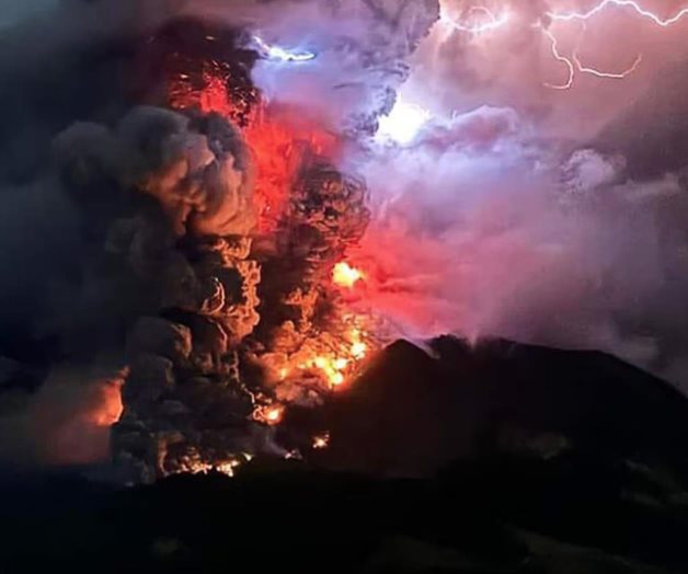 (Video) Impactantes imágenes de la erupción del volcán Ruang