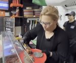 Embajadora de México en Reino Unido cocina tacos