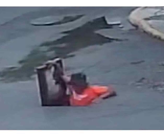 ¿Ladrón topo? Hombre es captado robando cables de Telmex en registro subterráneo ¿Ladrón topo? Hombre es captado robando cables de Telmex en registro subterráneo